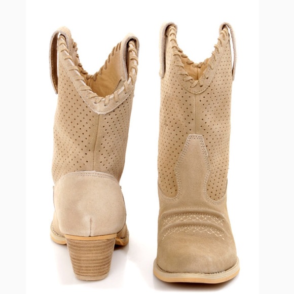 Very Volatile Shoes - Very Volatile Round-Up bootie NWOT